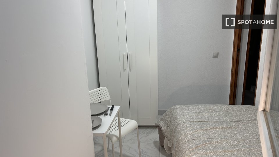 Double room Madrid, 5 beds, 20m² — photo 11