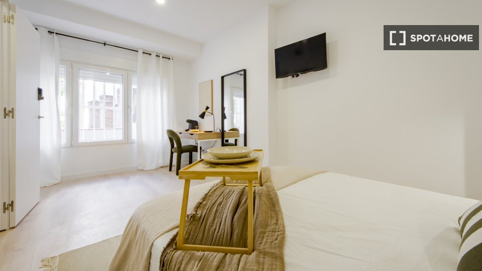 Camera in un appartamento condiviso con 4 camere da letto a Castellana - a Madrid