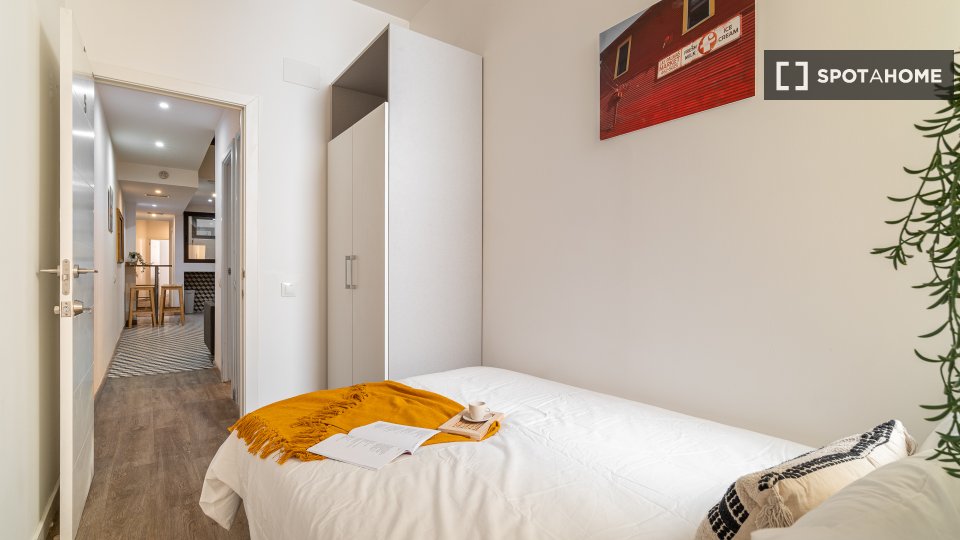 Double room Barcelona, 5 beds, 95m² — photo 9