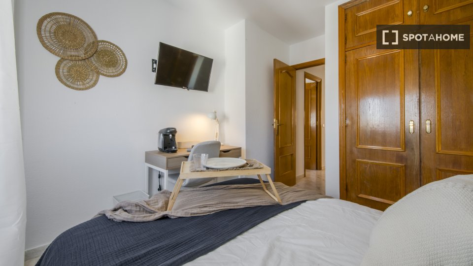Double room Madrid, 5 beds, 80m² — photo 4