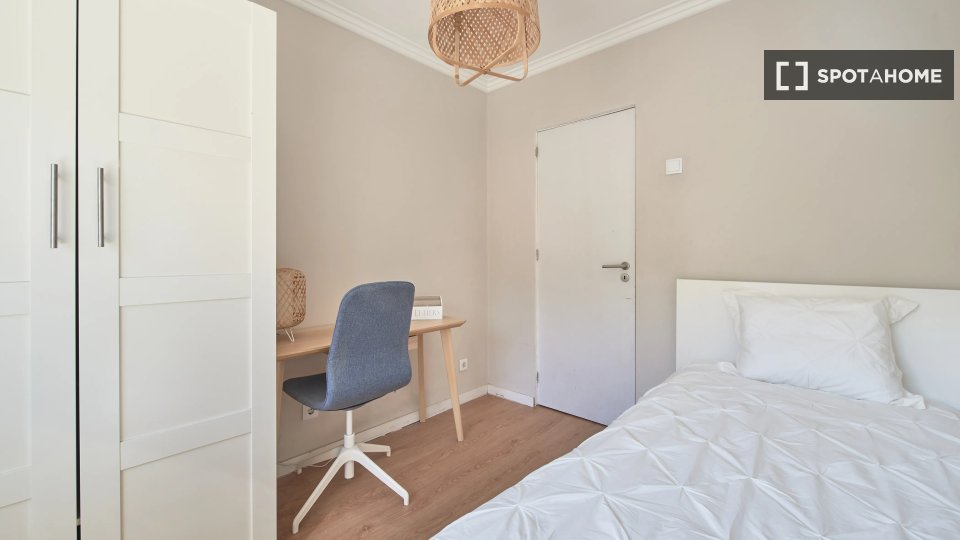 Double room Lisbon, 4 beds — photo 13