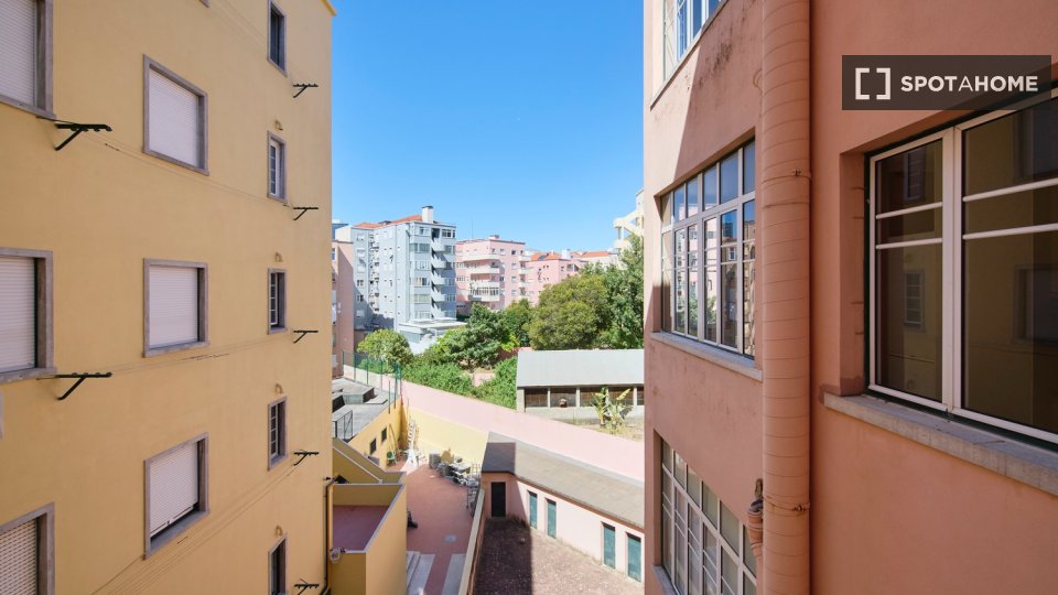 Double room Lisbon, 6 beds — photo 24