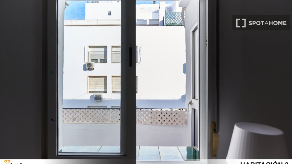 Double room Seville, 3 beds — photo 9