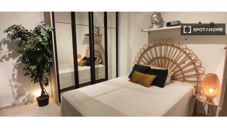 Double room Barcelona, 3 beds, 74m² — photo 8