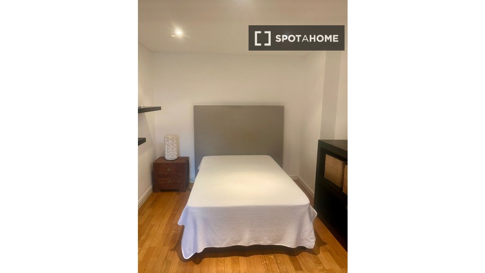 Double room Lisbon, 2 beds, 16m² — photo 12