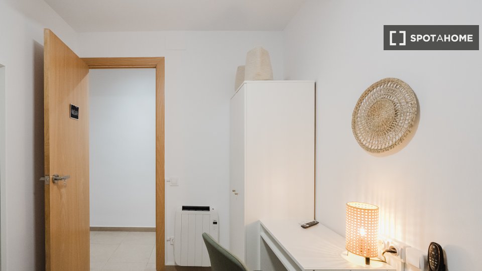 Double room Barcelona, 3 beds, 62m² — photo 13