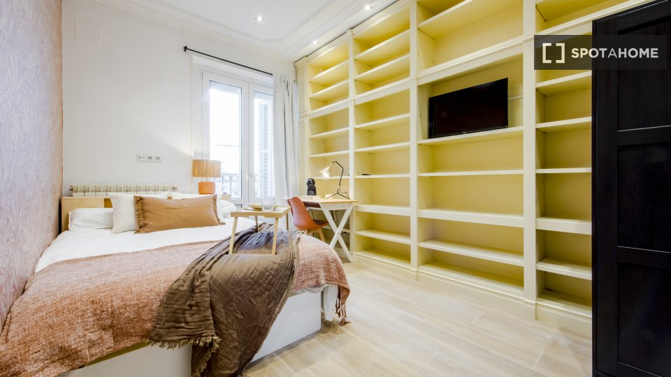 Camera in appartamento condiviso con 9 posti letto, Recoletos, Madrid - en Madrid