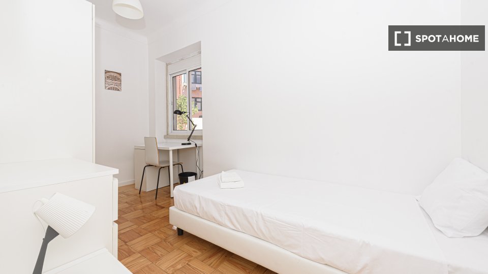Double room Lisbon, 4 beds — photo 13