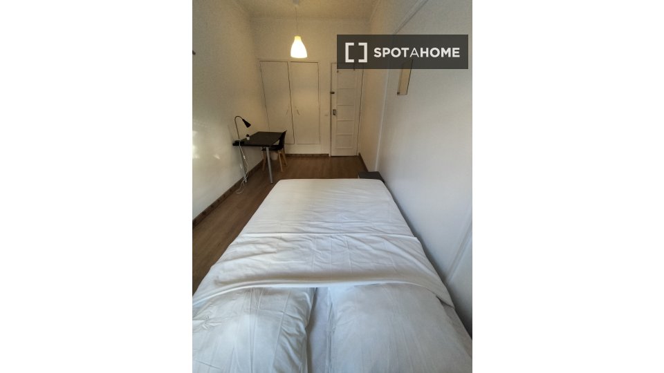 Double room Lisbon, 3 beds, 60m² — photo 30