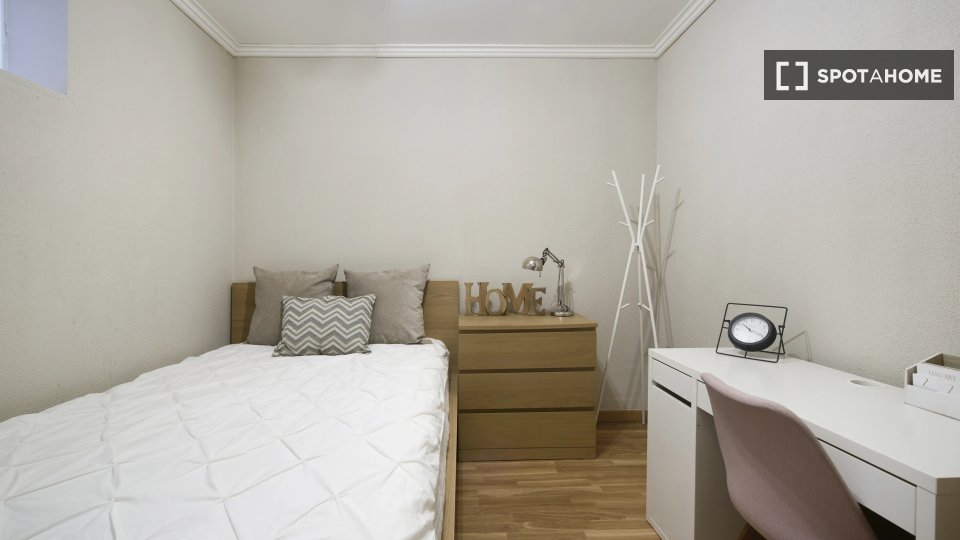 Double room Lisbon, 4 beds — photo 10