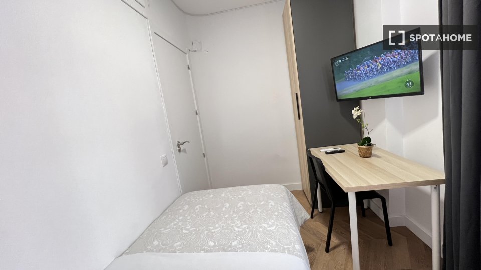 Double room Madrid, 4 beds, 90m² — photo 3