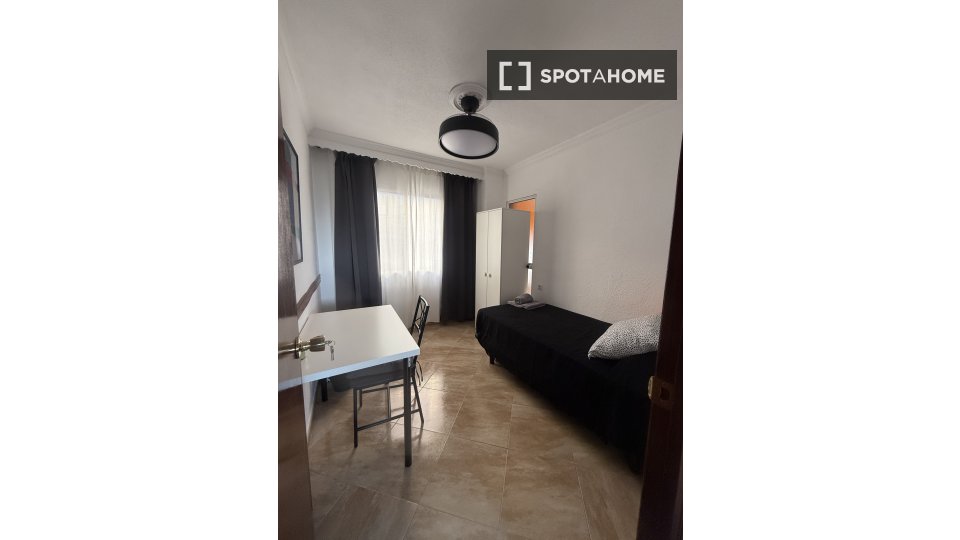 Double room Malaga, 5 beds, 140m² — photo 5