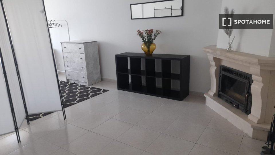 Double room Lisbon, 3 beds — photo 17