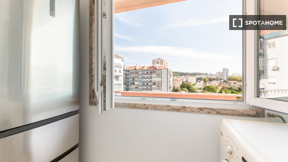 Apartment Lisbon, 3 beds, 100m² — photo 11