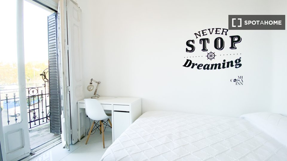 Double room Madrid, 3 beds — photo 1