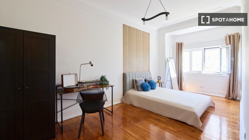 Double room Lisbon, 5 beds — photo 12