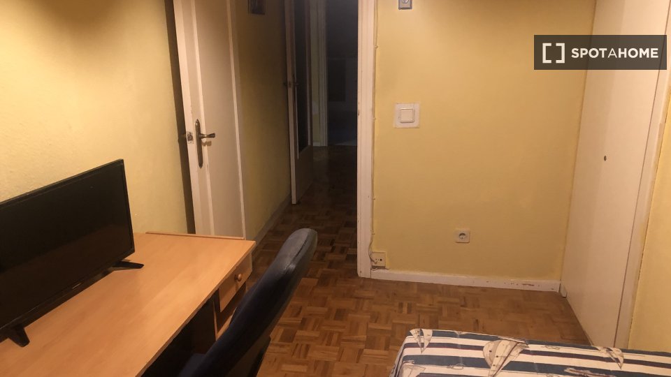 Double room Madrid, 3 beds, 8m² — photo 9