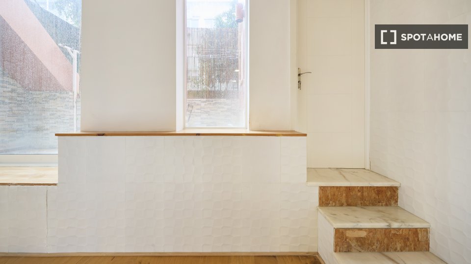 Apartment Lisbon, 2 beds, 65m² — photo 17