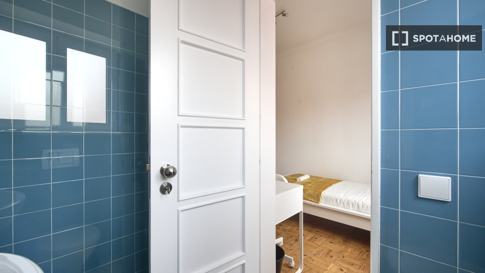 Double room Lisbon, 9 beds — photo 32