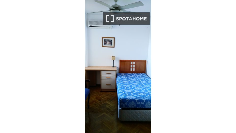 Double room Madrid, 3 beds, 100m² — photo 1