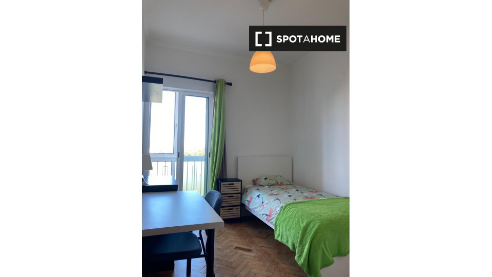 Double room Lisbon, 3 beds, 70m² — photo 1