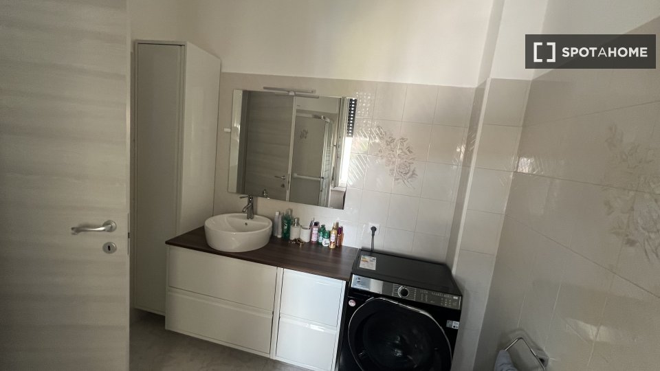 Double room Milan, 2 beds — photo 8