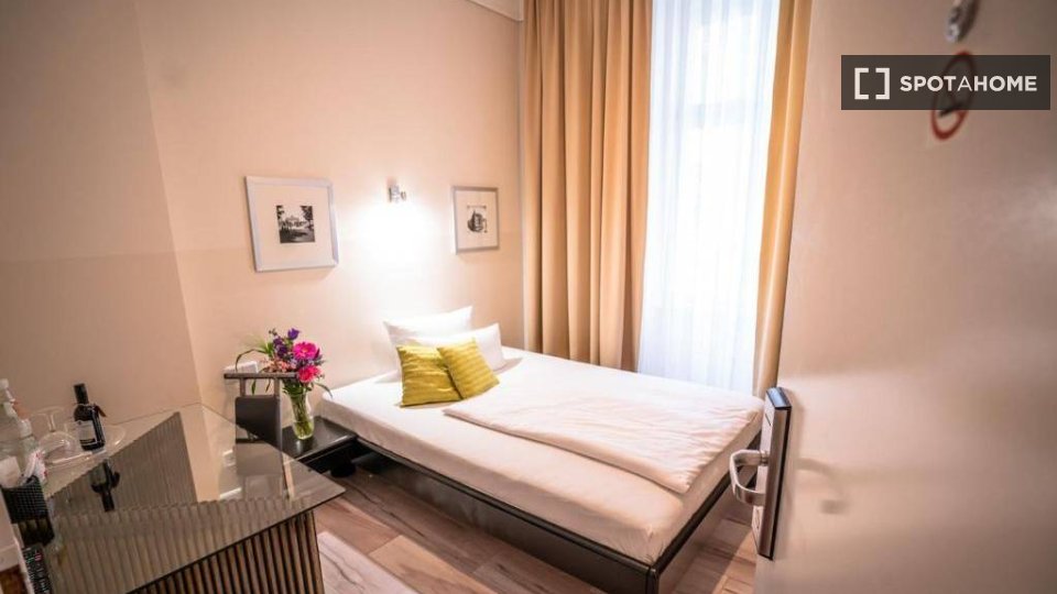 Double room Berlin, 1 bed, 15m² — photo 3