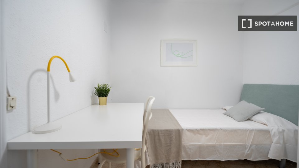 Double room Valencia, 3 beds, 80m² — photo 9
