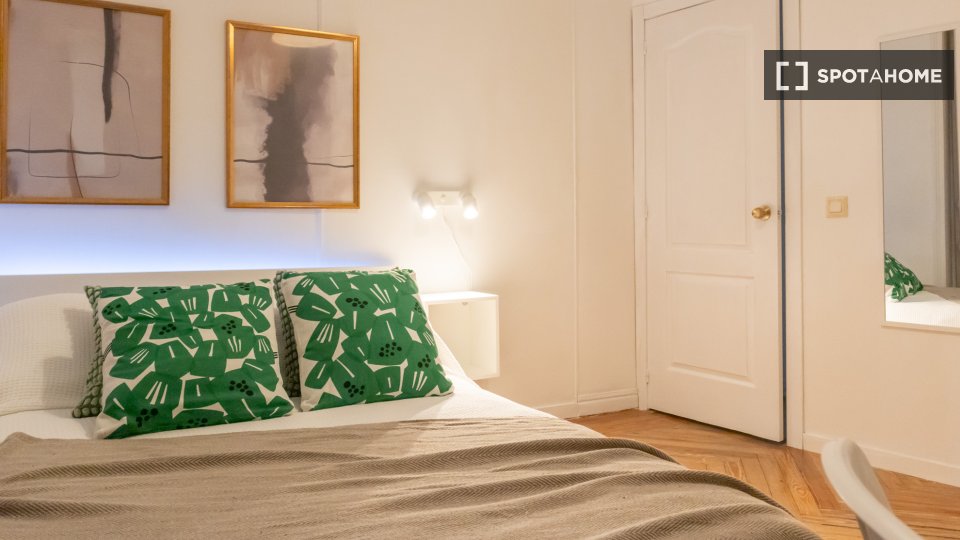 Double room Madrid, 7 beds, 160m² — photo 52