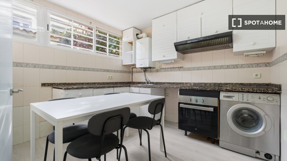 Double room Madrid, 4 beds, 110m² — photo 3
