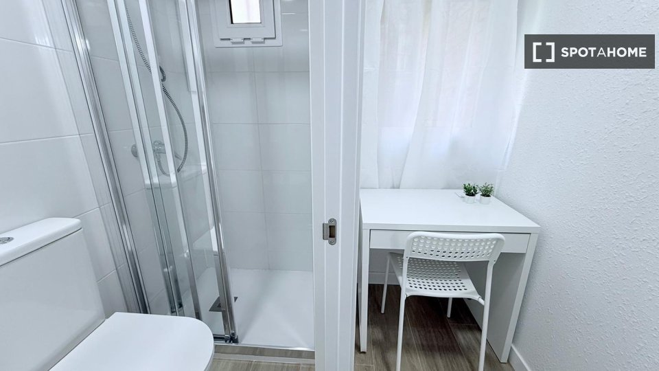 Double room Madrid, 5 beds — photo 8