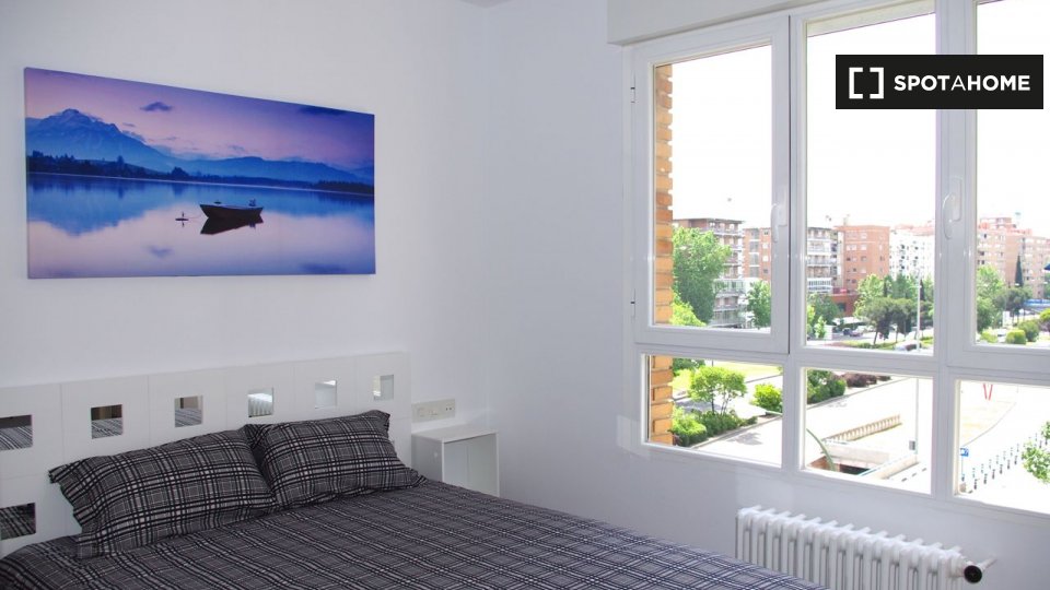 Double room Madrid, 5 beds, 140m² — photo 2