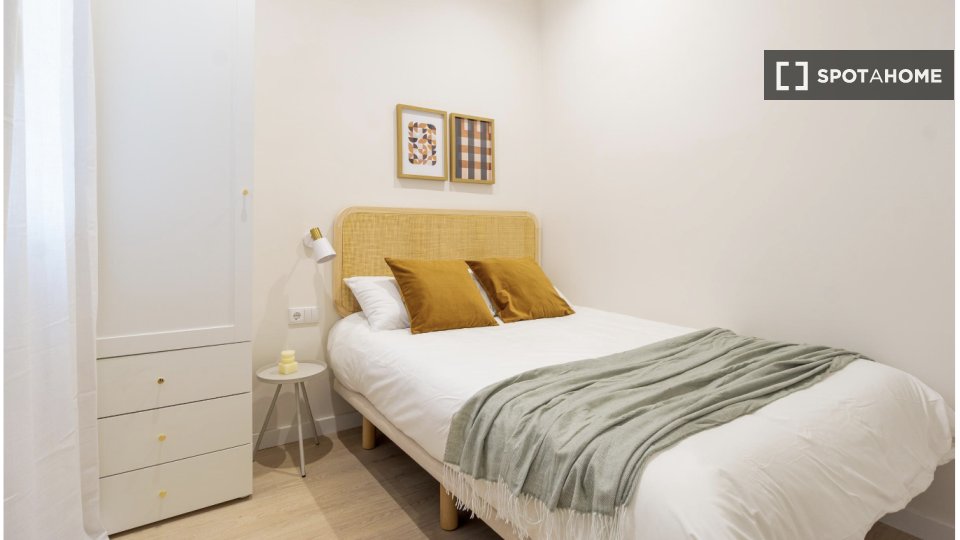 Apartment Barcelona, 4 beds, 110m² — photo 1