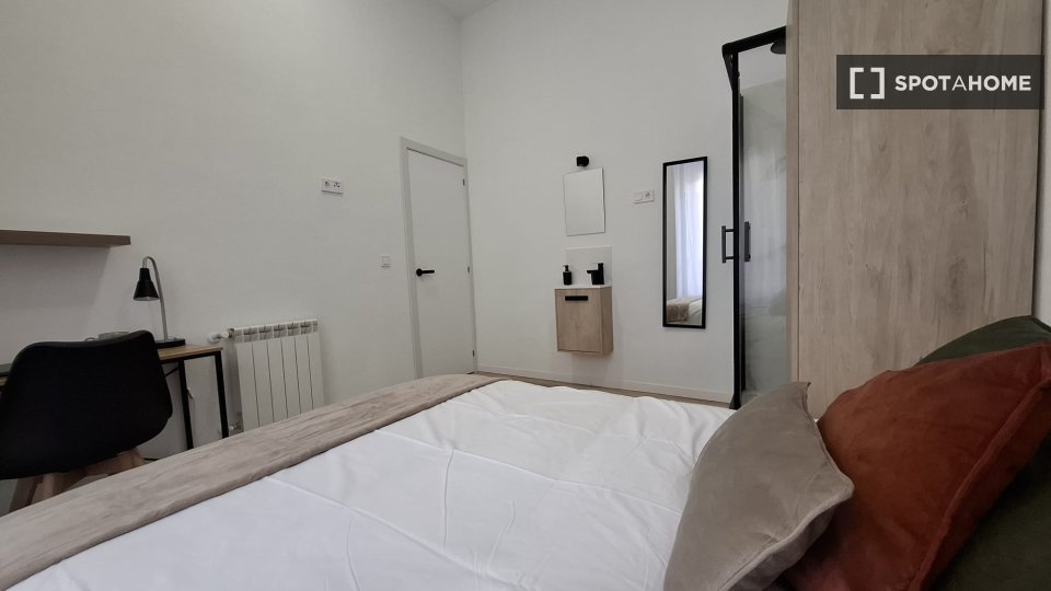 Double room Madrid, 12 beds, 185m² — photo 18