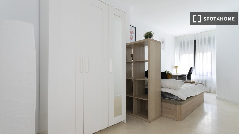 Double room Madrid, 6 beds, 150m² — photo 3