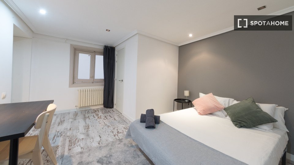 Double room Madrid, 6 beds, 150m² — photo 1