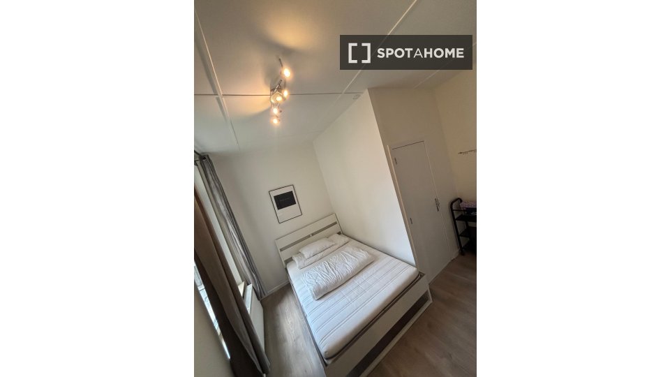 Double room Brussels, 5 beds, 14m² — photo 34
