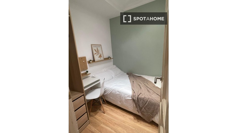 Double room Madrid, 10 beds, 173m² — photo 2
