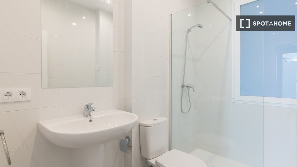 Double room Valencia, 1 bed, 150m² — photo 12