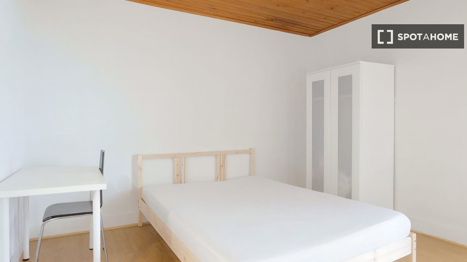 Double room Lisbon, 4 beds — photo 32