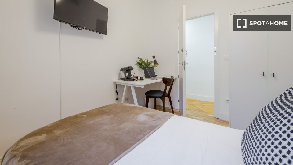 Double room Madrid, 7 beds, 180m² — photo 27