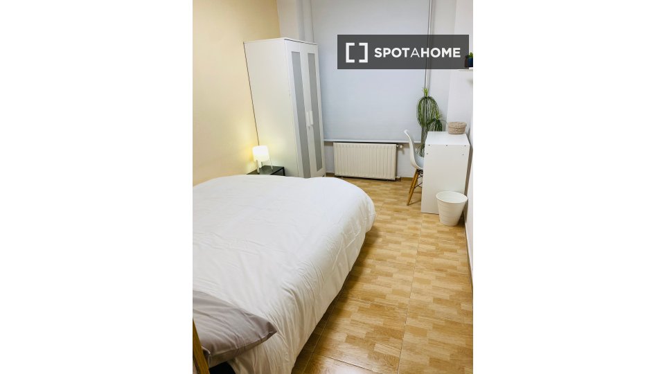 Camera in appartamento condiviso con 5 camere da letto, Entrevías, Madrid - en Madrid