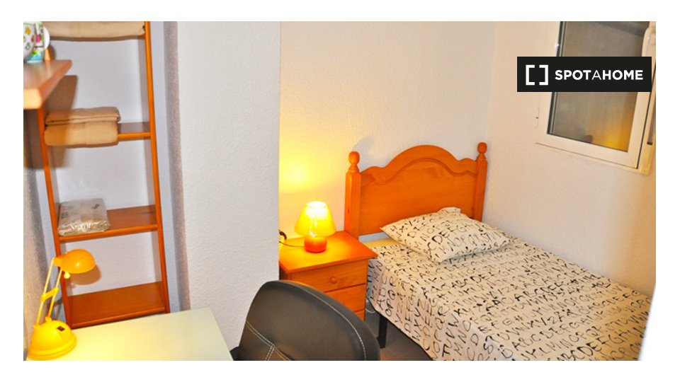 Interior room in shared apartment in Extramurs, Valencia - en Valencia