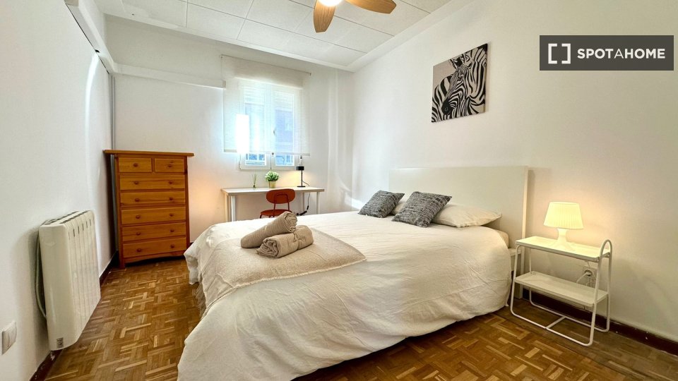 Double room Madrid, 3 beds — photo 25