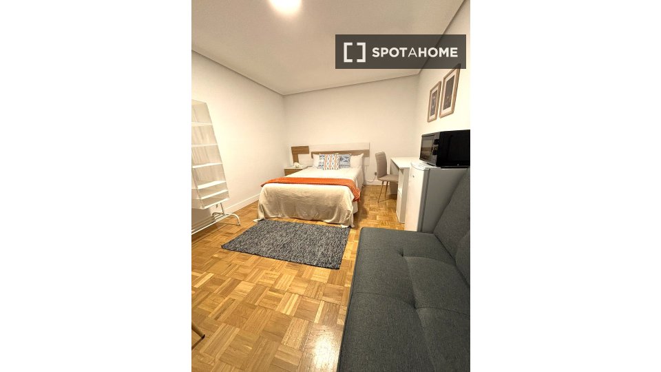 Double room Madrid, 8 beds, 170m² — photo 2