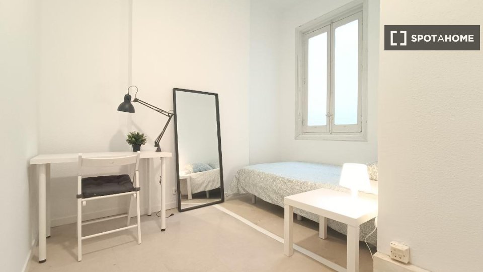 Double room Madrid, 13 beds, 220m² — photo 1