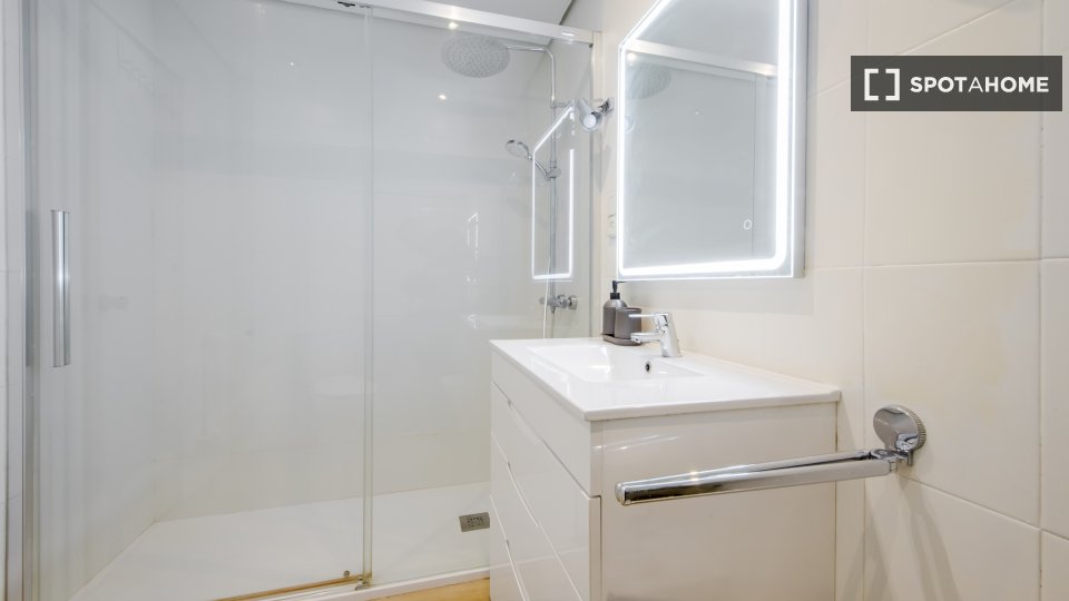Double room Madrid, 6 beds, 110m² — photo 16