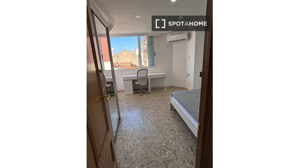 Double room Valencia, 3 beds, 80m² — photo 2