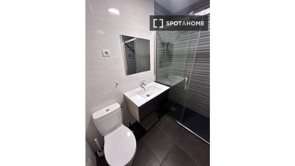 Double room Madrid, 5 beds, 85m² — photo 11