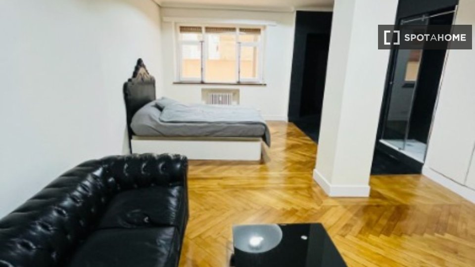 Double room Madrid, 5 beds, 180m² — photo 6